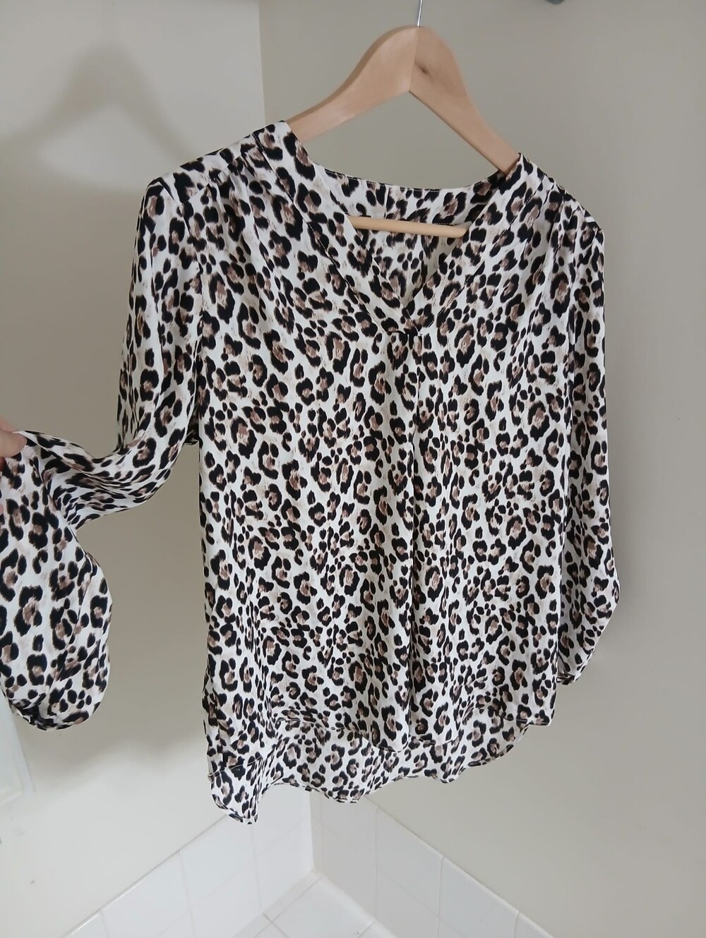 Leopard Print V-neck Flowy Blouse Size M